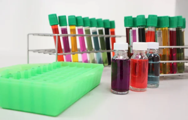 Frasco Tampa Branca Com Soluções Solvente Coloridas Laboratório Com Tubos — Fotografia de Stock