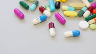 Renkli tabletler, haplar, tedavi için kullanılan kapsüller ve hastalıklar. Tıbbi klinikte ilaç reçetesi, eczacılık hizmetleri konsepti.