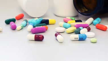 Renkli haplar, haplar ve kapsüller hastalıkları ve hastalıkları tedavi etmek için kullanılır. İlaç reçetesi tıbbi klinikte ilaç kullanımı, eczacılık hizmetleri konsepti.
