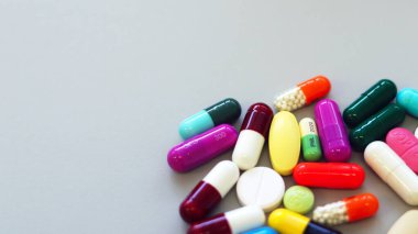 Renkli haplar, haplar ve kapsüller hastalıkları ve hastalıkları tedavi etmek için kullanılır. İlaç reçetesi tıbbi klinikte ilaç kullanımı, eczacılık hizmetleri konsepti.