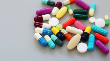 Renkli haplar, haplar ve kapsüller hastalıkları ve hastalıkları tedavi etmek için kullanılır. İlaç reçetesi tıbbi klinikte ilaç kullanımı, eczacılık hizmetleri konsepti.