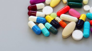 Renkli haplar, haplar ve kapsüller hastalıkları ve hastalıkları tedavi etmek için kullanılır. İlaç reçetesi tıbbi klinikte ilaç kullanımı, eczacılık hizmetleri konsepti.