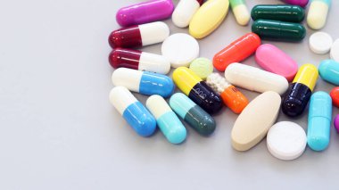 Renkli haplar, haplar ve kapsüller hastalıkları ve hastalıkları tedavi etmek için kullanılır. İlaç reçetesi tıbbi klinikte ilaç kullanımı, eczacılık hizmetleri konsepti.