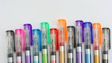 Beyaz arkaplanda izole edilmiş renkli kalemleri kapat. Metin için kopya alanı var. Ders çalışmak için, okul şablon öğrenme konseptine dönmek için, PowerPoint şablonu olarak kullanılabilir..