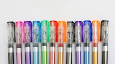 Beyaz arkaplanda izole edilmiş renkli kalemleri kapat. Metin için kopya alanı var. Ders çalışmak için, okul şablon öğrenme konseptine dönmek için, PowerPoint şablonu olarak kullanılabilir..