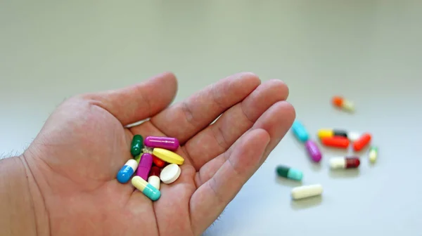 Paciente Obeso Tomar Medicamentos Comprimidos Coloridos Pílulas Cápsulas Mão Para — Fotografia de Stock
