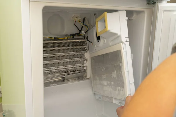 master removed the refrigerator freezer fan for repair, water in the refrigerator, the refrigerator does not work, husband for an hour