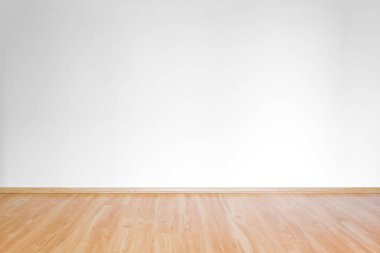 temiz beyaz oda iç ahşap zemin ile