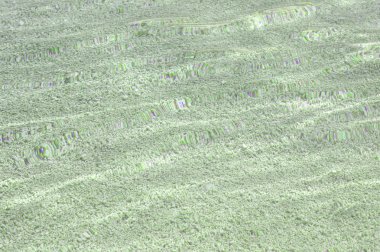 Lagün su doku küçük taşlarla