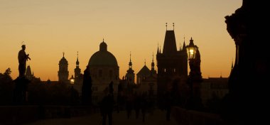 Carls Köprüsü'nde Günbatımı direkleri Prag Altın ışık