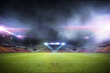 Futbol Stadyumu, gece arenada çok parlak spot ışıklı