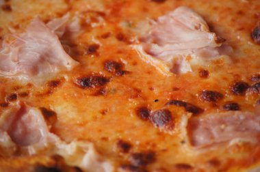 Jambon ve peynir / detay ile iştah açıcı pizza