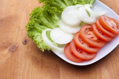 Ahşap dokusu üzerinde izole plaka taze sebze