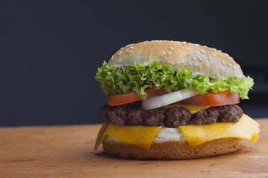 Lezzetli çizburger yüksek bir sulu sığır patty che ile yığılmış