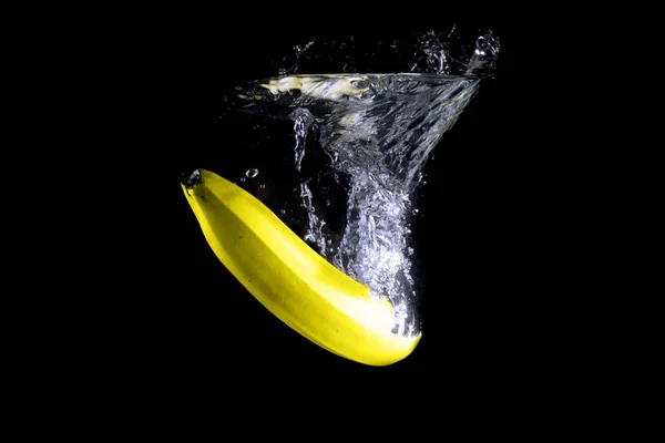 Banana Caduto Acqua Con Spruzzi Sfondo Nero — Foto Stock