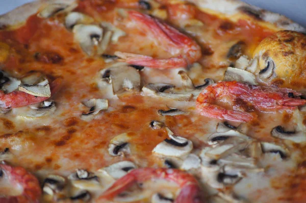 Аппетитная пицца с грибами и креветками / деталями — стоковое фото