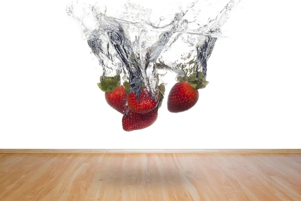 Splash fraises dans l'intérieur / abstrait — Photo