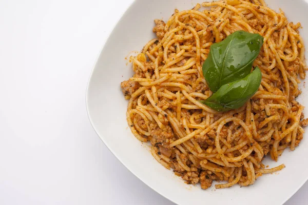 Portion Spaghetti Bolognese Auf Weißem Teller Nahaufnahme — Stockfoto