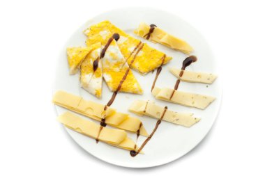 peynir beyaz plaka üzerinde 