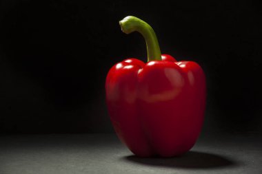 siyah arka plan üzerine paprik