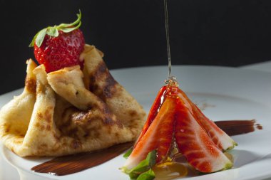 Çikolata, çilek ve ballı krep çanta