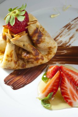 Çikolata, çilek ve ballı krep çanta