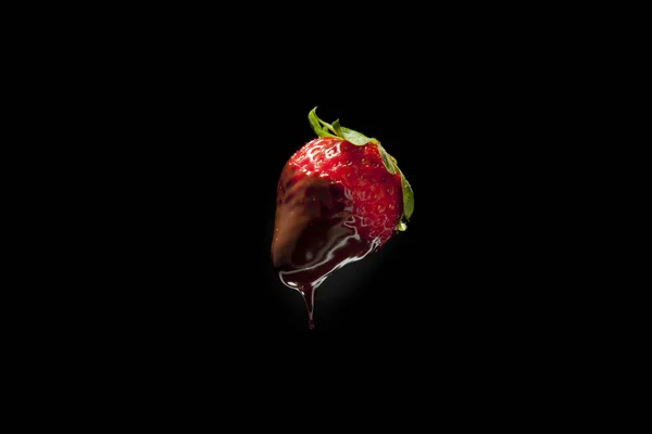 草莓巧克力黑隔离 — 图库照片