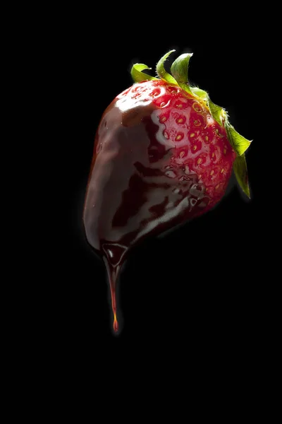 草莓巧克力黑隔离 — 图库照片