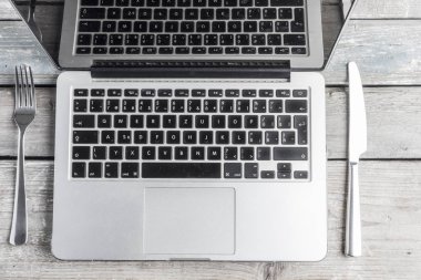 Dijital bağımlılığı, internet bağımlılığı, yemek sırasında Internet watching