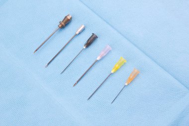 Mavi tıbbi zemin üzerine çeşitli iğne