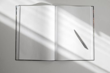 Not Defteri, kalem, kahve beyaz masada