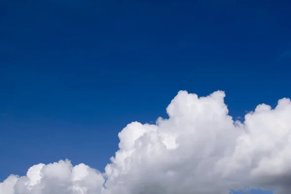 Cielo azul nórdico — Foto de Stock