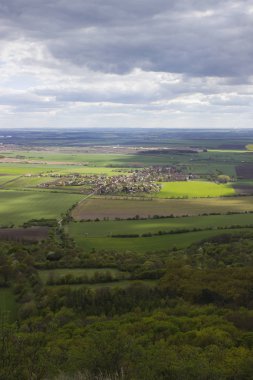 Bulutlu gökyüzü ve selektif güneş ile büyük peyzaj