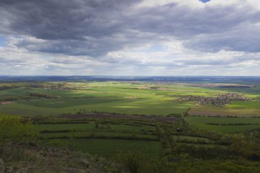 Bulutlu gökyüzü ve selektif güneş ile büyük peyzaj