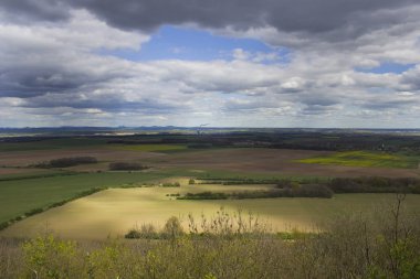 Bulutlu gökyüzü ve selektif güneş ile büyük peyzaj