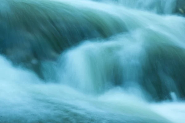 Kleiner Wasserfall Der Herbstlichen Landschaft — Stockfoto