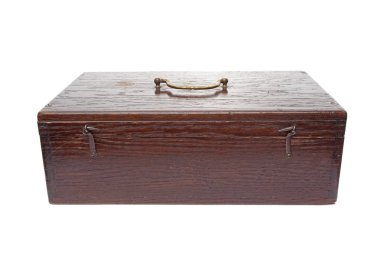 beyaz arkaplanda izole ahşap kutu