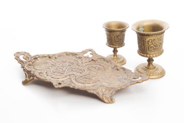 Arapça antik su bardağı beyaz zemin üzerine tepsi solated ile