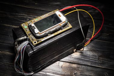 Uzaktan kumandalı fünye ve kabloları çok evde yapılan terörist bomba. Terorist Yasası için hazırlamak. 