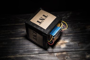 Uzaktan kumandalı fünye ve kabloları çok evde yapılan terörist bomba. Terorist Yasası için hazırlamak. 