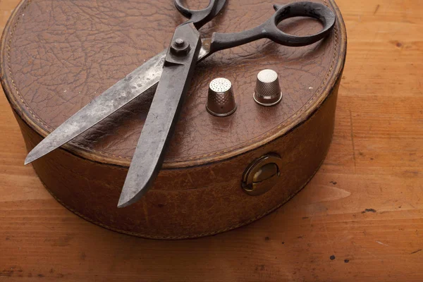 裁缝剪在皮革盒工艺概念木质地 — 图库照片