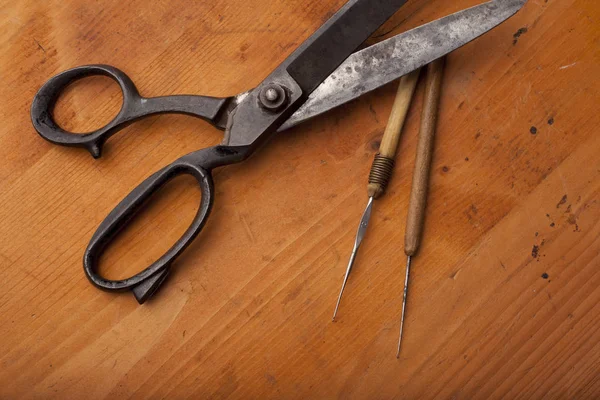 洋裁ハサミ クラフト木のテクスチャにかぎ針編みの概念 — ストック写真