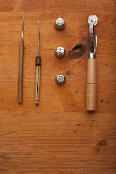 Herramienta de ganchillo, arado y thimbles concepto de artesanía en textura de madera — Foto de Stock