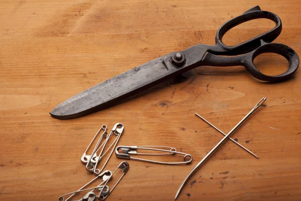 調整ツールや針工芸概念と洋裁ハサミ — ストック写真