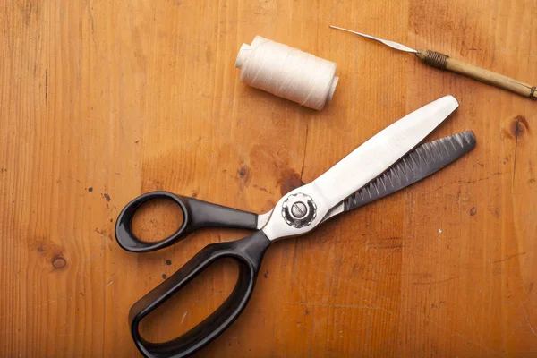 スプールとかぎ針編みのピンキング鋏ツール木材工芸コンセプト — ストック写真