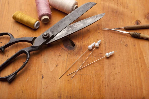 Sömmerska saxar med spole av trådar, virka verktyg craft conc — Stockfoto
