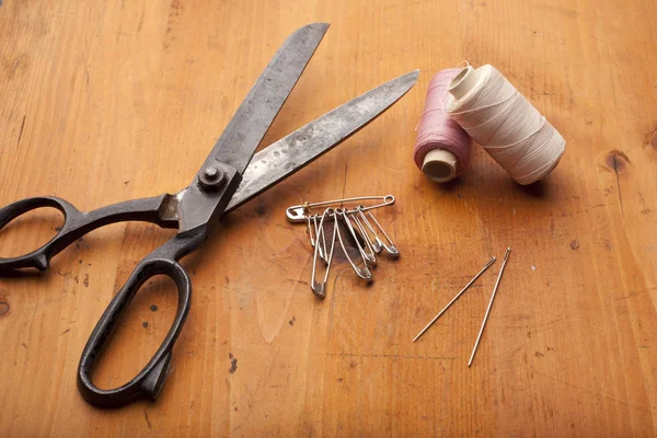 洋裁ハサミ クラフト木のテクスチャにかぎ針編みの概念 — ストック写真