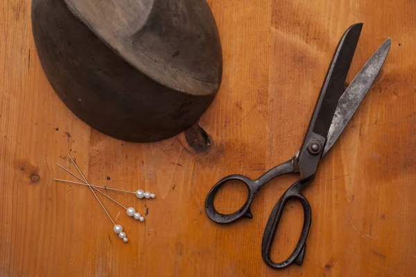 Forma en sombreros con agujas y powl artesanía / sombrero fabricante sombrero sh —  Fotos de Stock