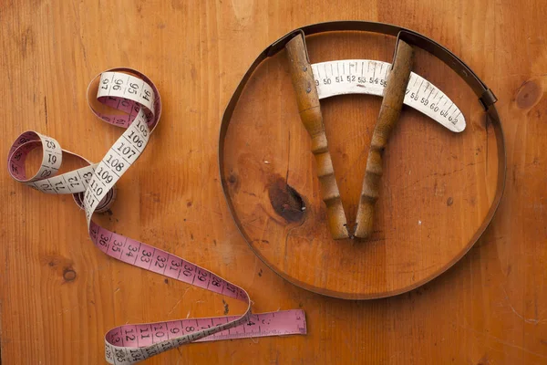 Головний вимірювач інструментів хетчмейкер концепція виробу на дерев'яній текстурі — стокове фото