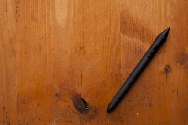 나무 질감에 태블릿 펜 개념 — 스톡 사진